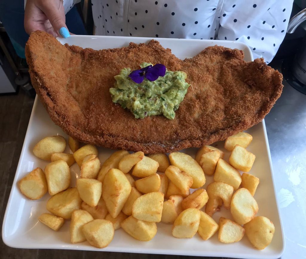 El Bluu Beach Café, na sablera de Llanes