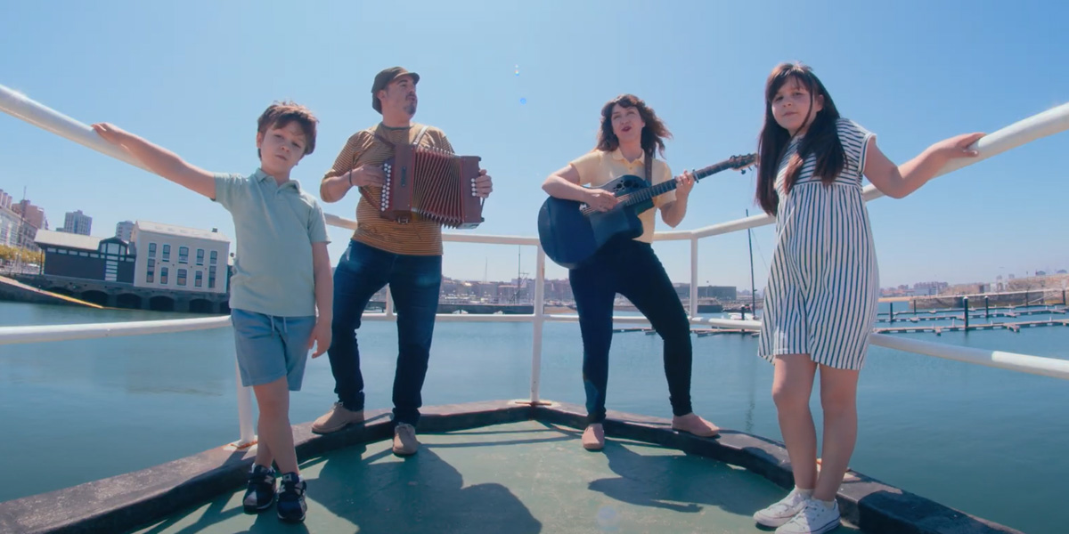 La música xixonesa Alicia Álvarez estrena videoclip nuevo grabado en el Puerto Deportivo de Xixón