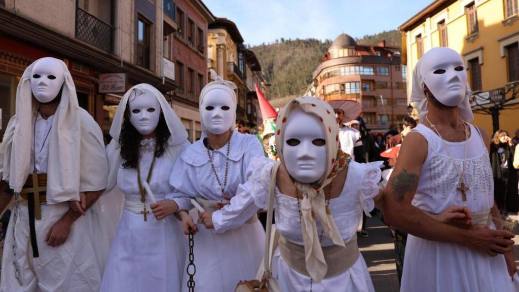 Máscaras en el desfile de Antroxu para la Nueche en Danza