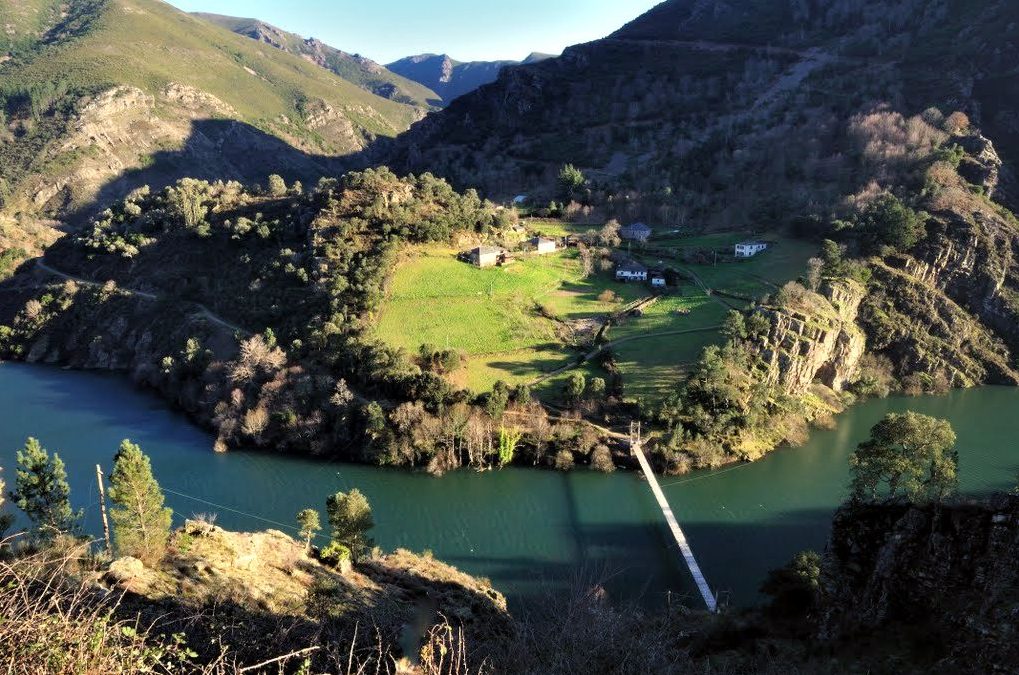 El pueblo asturiano al que solo se entra por un puente desde Galicia