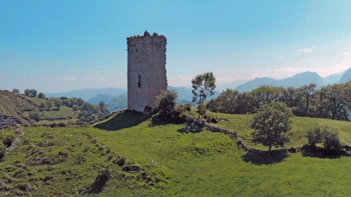 El Torreón de Peñerúes: una fortaleza medieval entre la historia y la naturaleza