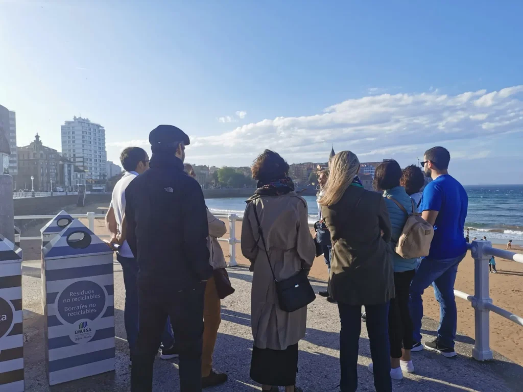 Participantes en la ruta Muyeres na hestoria de Xixón
