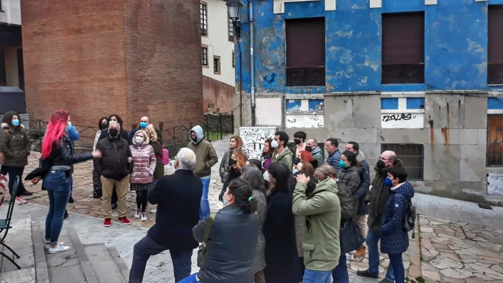 Participantes en una visita de Xixón mete mieu en Cimavilla