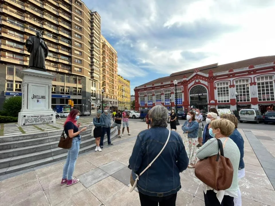 Grupo de una visita guiada en el centro de Xixón